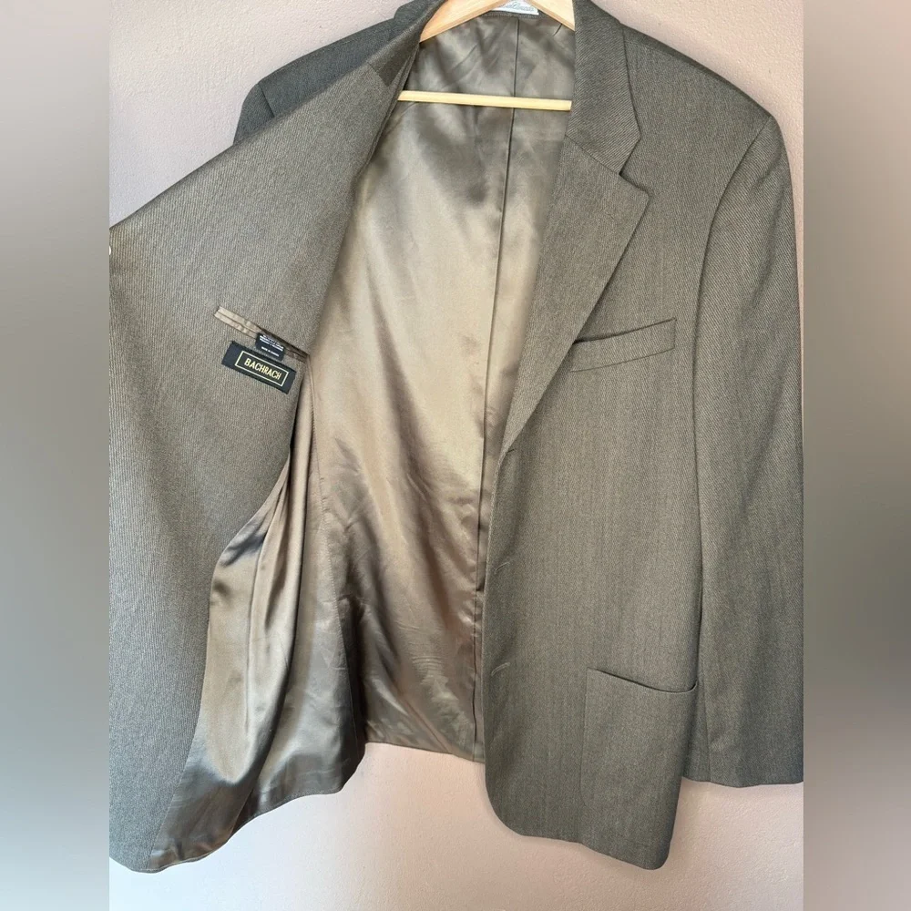 Bachrach Men's Three Button 100% Wool Classic Sports Coat Blazer Size 44T Taupe